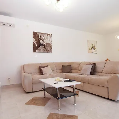 Mit Privatpool Fuer 6 Personen Ca 85 Qm In Rabac, Istrien Bucht Von Rabac