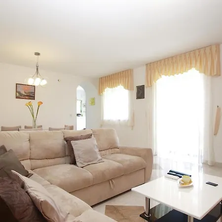 Mit Privatpool Fuer 6 Personen Ca 85 Qm In Rabac, Istrien Bucht Von Holiday home